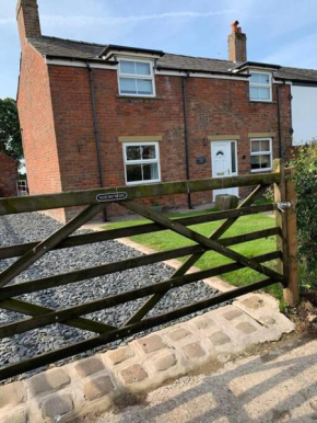 Newton Farm cottage, hot tub, garden views Near Lytham Ribby